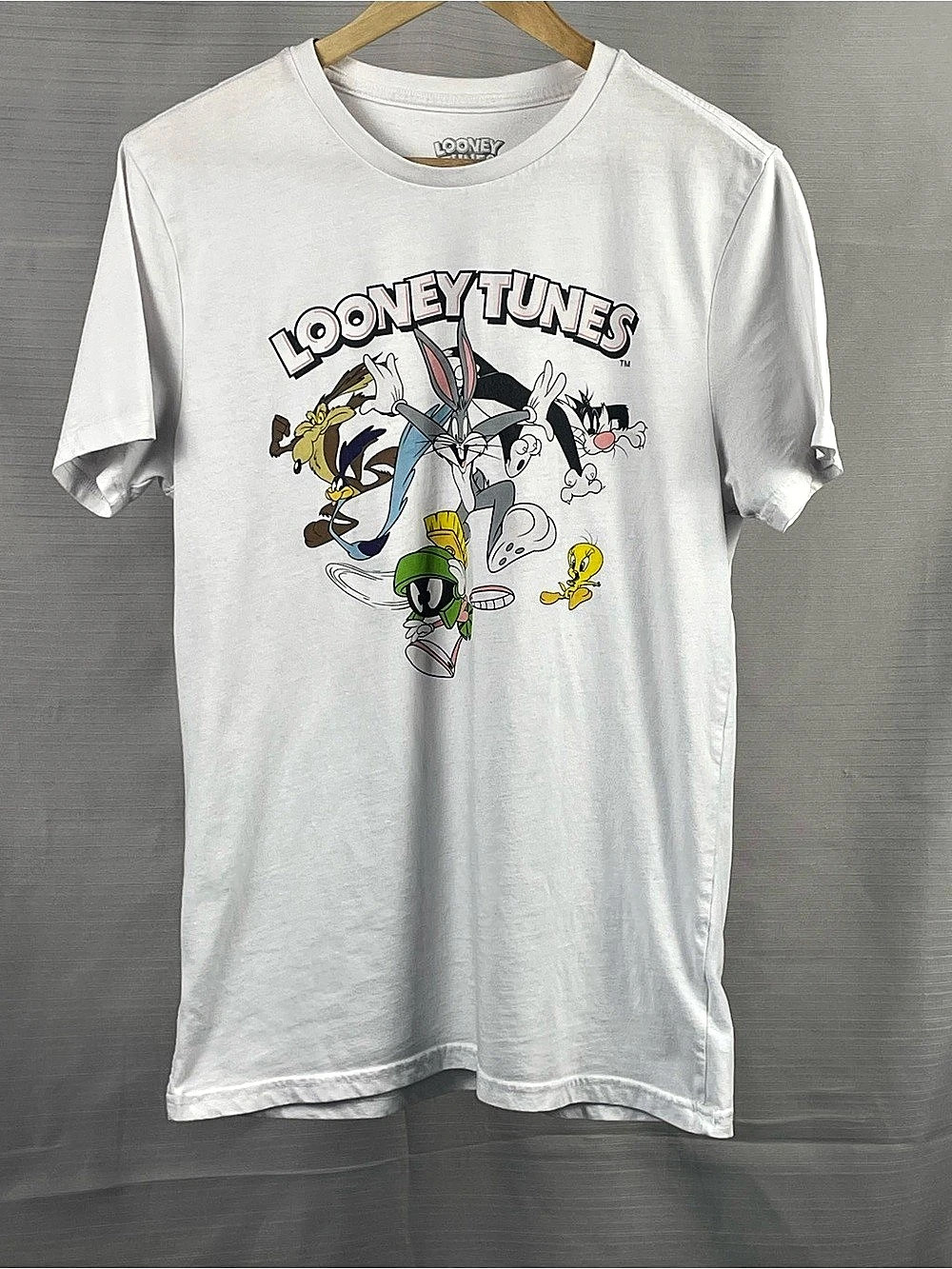 Looney Tunes graphic tee Graphic Short Sleeve Tee in White Size Small Like New